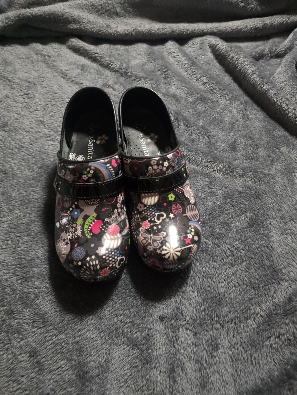 Sanita Womens Black Floral Print Slip-On Clogs